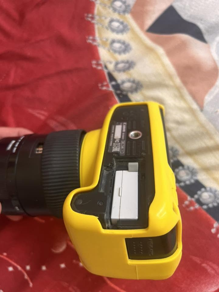 كامرا كانون D700 
سعر 300 
***********
