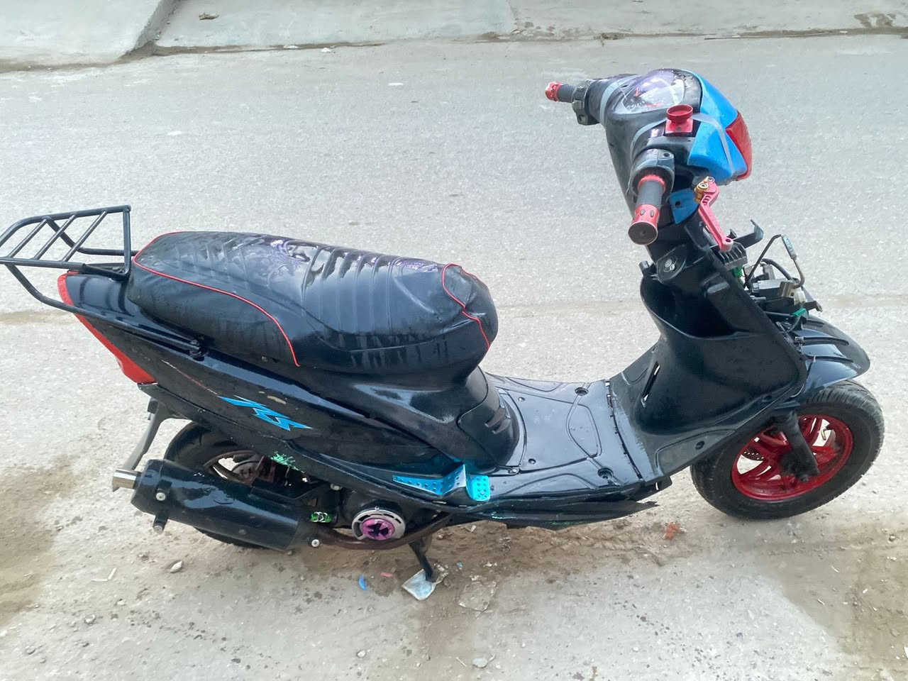 سلام عليكم دراجه ماكس عدله  للبيع طافيه حاليا لو ناريه مابيه لو بانزين كابريتر تعبان ماعرف  مكاني بلديات سعر 275 وبيه مجال بسيط 
***********
