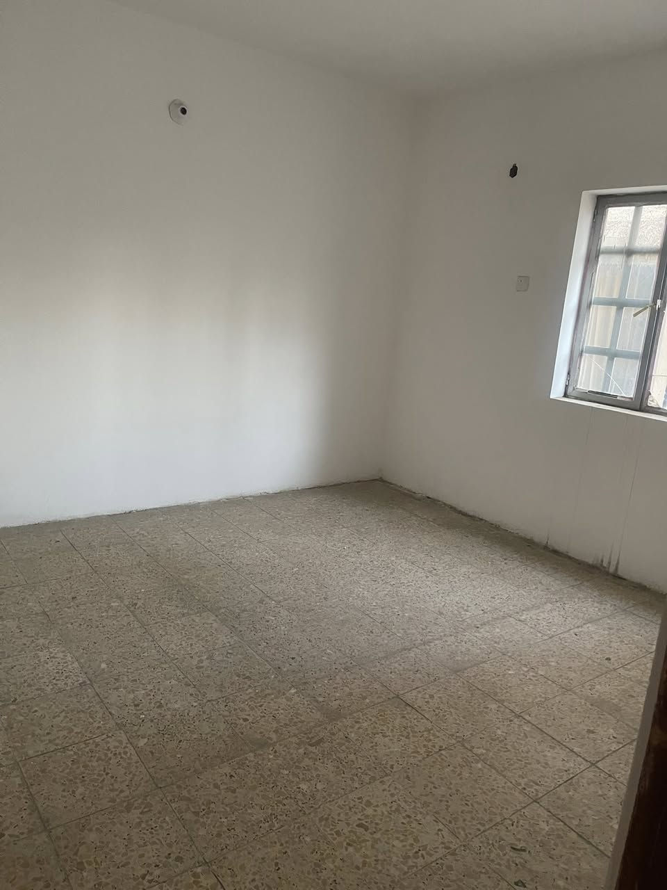 شقه طابق اول للايجار في القادسيه محله ٦٠٦ تفاصيل غرفتين نوم وصاله ومطبخ وصحيات سعر الايجار ٨٥٠ الف للعوائل صغيره فقط للاستفسار ***********
