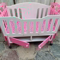 للبيع سرير طفل +كاروك  مستخدم شهر والنظافة كدامكم السعر 75 وبيه مجال ل...