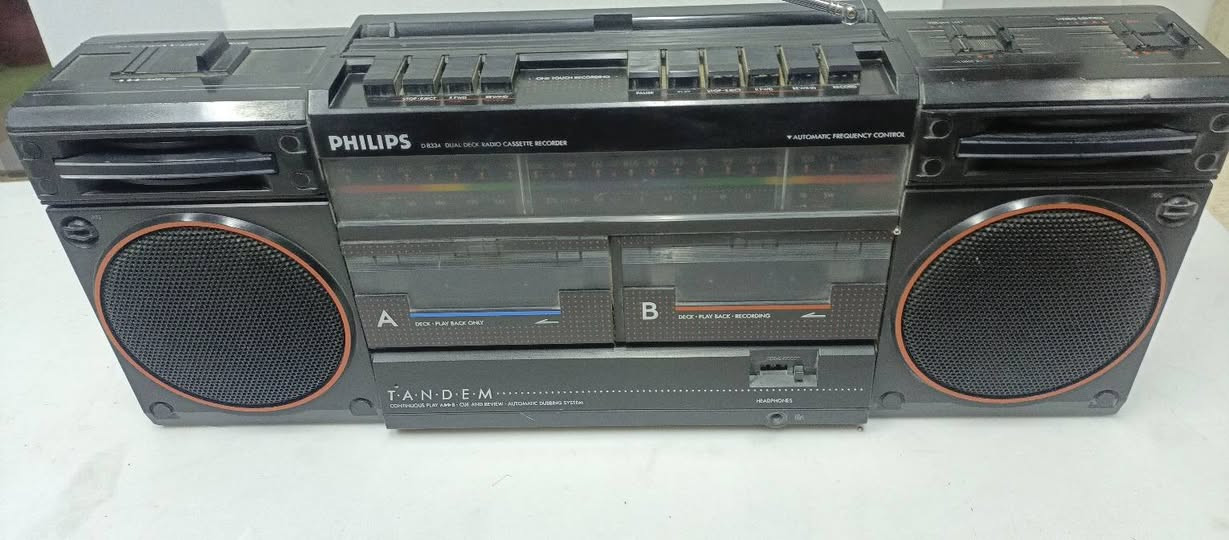 السلام عليكم..
مسجل راديو للبيع 
نوع فيليبس صناعة هولندا اصلي 
دبل كاسيت وراديو أربع موجات 
الجهاز بحاله جيده خارجياً وداخليا ولكن يحتاج إلى صيانه أبيعه على هذا الوضع مثل ما هو موضح بالصور والفيديو 
السعر ٢٥ ألف دينار والتوصيل على المشتري 
للأتصال ***********
