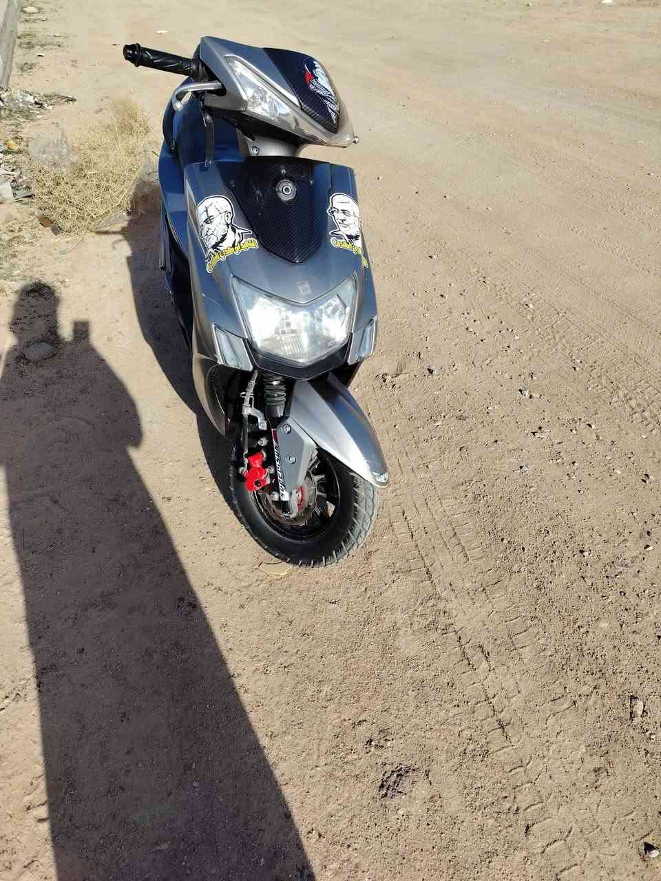 السلام عليكم دراجه سنكس للبيع موديل 2024 دراجه نظيفه احلى من الصور السعر 650 وبيهه مجال العنوان كربلاء قرب جامعة العميد***********
