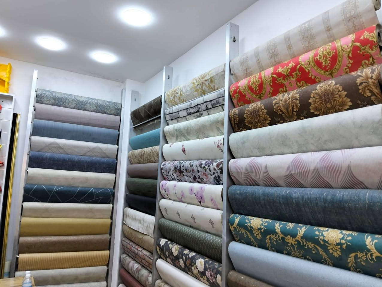 لازم انا الكرام يعني المكتبه انوار بغداد للديكور الحديث عن مرق جدران ماركه ارمادا وماركه ازال بطول 16 متر سعر الرول 20,000 دينار مع الماده عنواننا بغداد الجديده خلف البريد علما يوجد لدينا معمل لسحبات البورق والنقوش المغربيه والالواحد جبسون بورد وباسعار جمله رقم الهاتف***********
