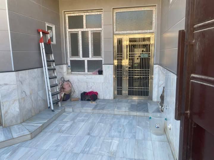 السلام عليكم
 يتوفر لدينا بيت المساحه  210 متر طابقين بناء درجه اولى معاملته كامله واصله التقدير على الماده  20 في النجف حي السلام السعر 260  مليون الشراي يتصل 
***********
***********
