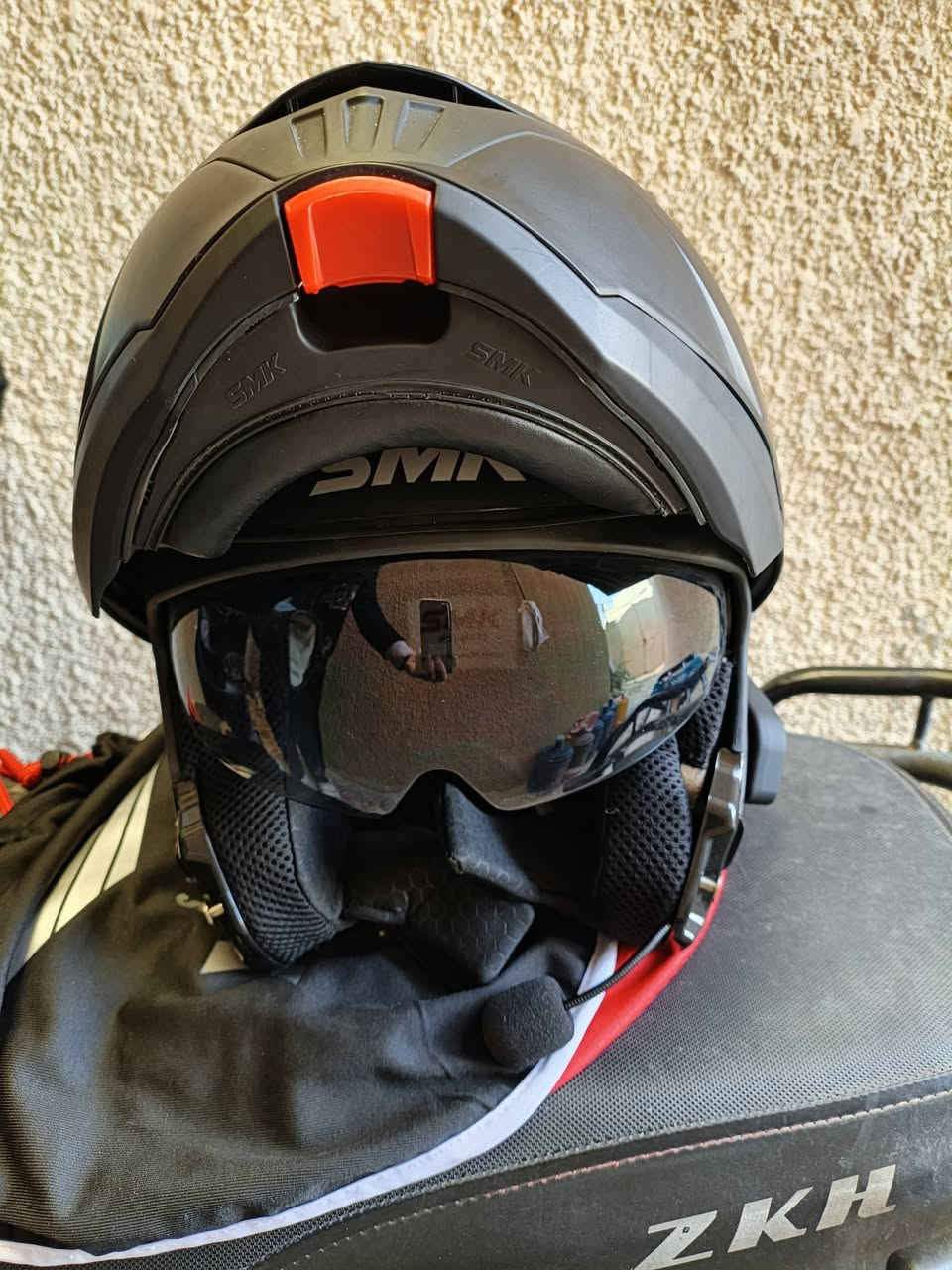 سلام عليكم خوذه مع سماعات بلوتوث 
استخدام قليل مرتين فقط 
الخوذه صارت علي ب85 
والسماعات صارت علي ب45.من امازون يعني صوت وشحن كلش تجربه راقيه 
احسبهن ثنيهن ب100
رقم ***********
