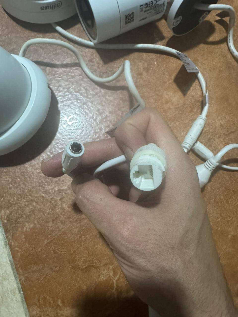 كاميرات مراقبة Dahua شبكية (IP) بدقة 4MP عدد 10 مع السويتشات
السلام عليكم

تفاصيل العرض والمواصفات:

1️⃣ الكاميرات (العدد الإجمالي: 10 كاميرات دقة 4MP):

عدد (2) كاميرا داخلية (صوت وصورة ملون):

الموديل: HDW2439T-AS-LED

المميزات: تحتوي على مايك مدمج لتسجيل الصوت بدقة، وتدعم خاصية Full-Color (رؤية ليلية ملونة بالكامل على مدار 24 ساعة كأنها في النهار) [!].

عدد (5) كاميرات داخلية/خارجية (صورة ورؤية ليلية ذكية):

الموديل: HDW1431SP

المميزات: دقة 4 ميجابكسل ممتازة للممرات والصالات، رؤية ليلية بالأشعة تحت الحمراء (أبيض وأسود) تصل إلى 30 متراً بجودة عالية.

عدد (3) كاميرات خارجية (صورة ورؤية ليلية فقط):

المميزات: هيكل خارجي متين مصمم لتحمل الظروف الجوية القاسية (شمس، مطر، غبار) وممتازة جداً لتأمين السور الخارجي أو الكراج بالليل والنهار.

2️⃣ السويتشات (PoE Switches) المشغلة للمنظومة:

عدد (2) سويتش تشغيل:

المميزات: سويتشات مخصصة لكاميرات الـ IP، تقوم بنقل الطاقة (الكهرباء) والبيانات للكاميرات عبر كابل الشبكة مباشرة دون الحاجة لمداور طاقة أو وايرات إضافية (خاصية PoE) [!].

السويتشات تكفي وتشغل الـ 10 كاميرات وزيادة، وممتازة جداً لتوزيع الكاميرات وتسهيل التسليك.

3️⃣ الكابينة والصناديق (الحماية والتنظيم):كابينة (راك حديدي) ماركة ZEUS الأصلية:المميزات: حجم مناسب بـ واجهة زجاجية قوية وقفل أمان ومفتاح [!]. مخصص لحفظ جهاز الـ NVR والسويتشات وحمايتها من الغبار أو العبث والسرقة.
 (2) صندوق بلاستيكي كبير (ترانكينج/صناديق تجميع):المميزات: الصناديق الكبيرة الموضحة أسفل الكاميرات، مخصصة لتجميع وتمديد الأسلاك بشكل مخفي ونظيف جداً داخل البناية لحماية التوصيلات والحفاظ على المظهر الجمالي للمكان.

يوجد توصيل

مراسله واتساب ***********

