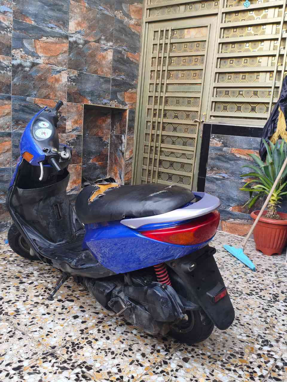 السلام عليكم 
رحمت الله وبركاته 
دراجه بريز  نضيفه شلعه معدل 
دراجه حلوه 
الكهربائيه كله شقاله 
المكان حي النصر 
الرقم***********
