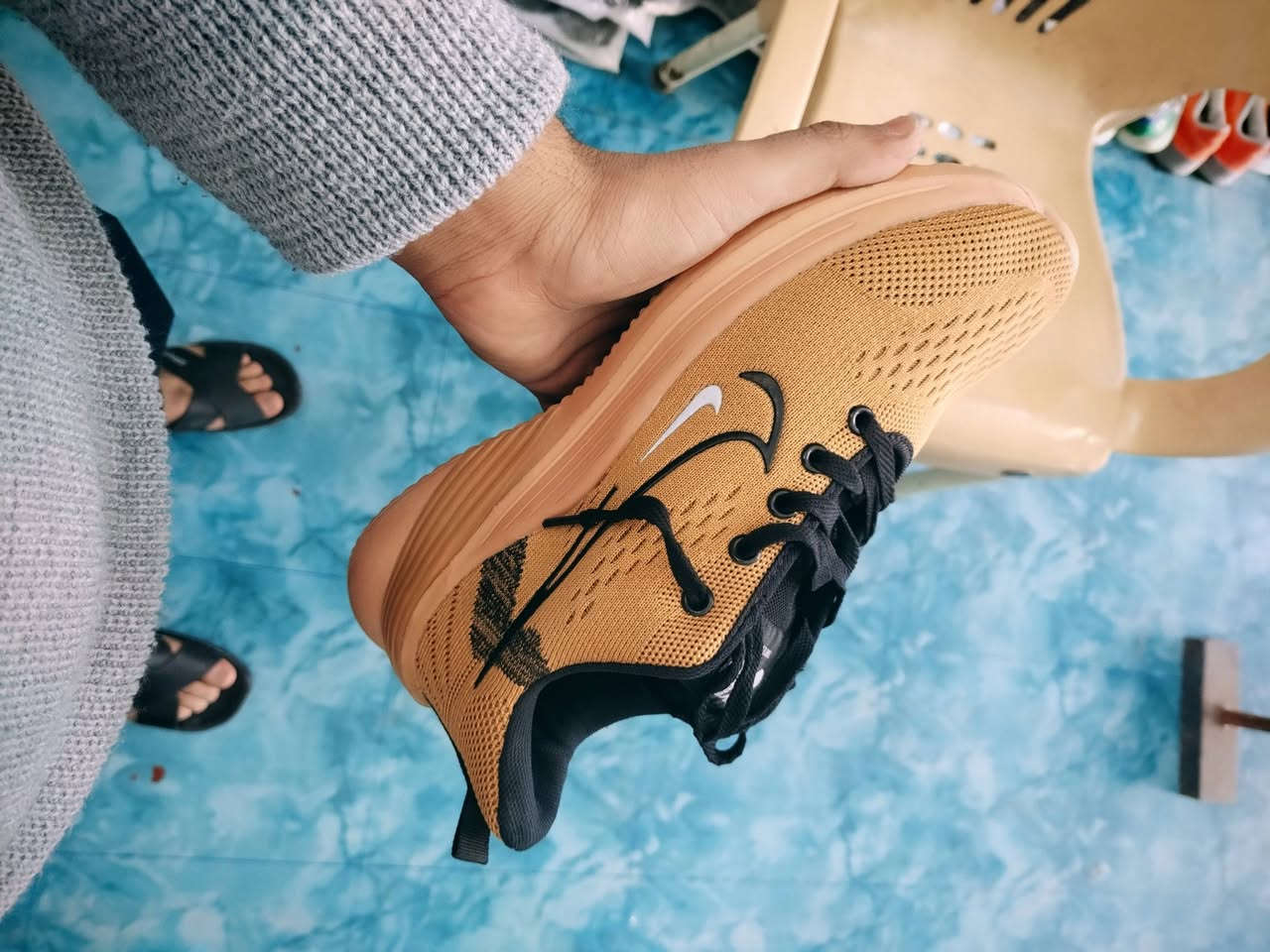 سلام عليكم عدي حذيه شلعه تقريب 33 زوج حذيه كله نضيفه ومابيه مضروب هاي كم قطعه منهن. و بسعر مناسب. ***********
