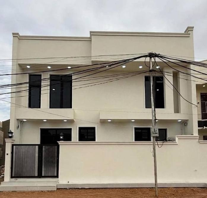دار سكن للبيع طابو صرف غير مفرز

دار سكن بمواصفات عصرية فاخرة وبناء وفق أحدث الطرق الهندسية الدقيقة.

 الموقع: الديوانية منطقة المدراء ، موقع مميز جدا 
 خلف هيئة النزاهة يقع على شارع بعرض 12 M
 المساحة: 135 M  الواجهة 11 M
 التصميم:
 طابقين كونكريت مسلح، 
غير مسكون، 2026
 يحتوي على
 3 غرف /صالة عدد 2/ استقبال / مطبخ / مجموعة صحية عدد 3

لا تنسوا الاشتراك والمتابعة ليصلكم كل ما هو جديد 

                          المراجعة 
    مكتب مهدي العتابي للعقار ديوانية الجزائر مقابل فندق برج الامراء للاستفسار
*********** مهدي العتابي 
*********** حيدر الفتلاوي
***********
