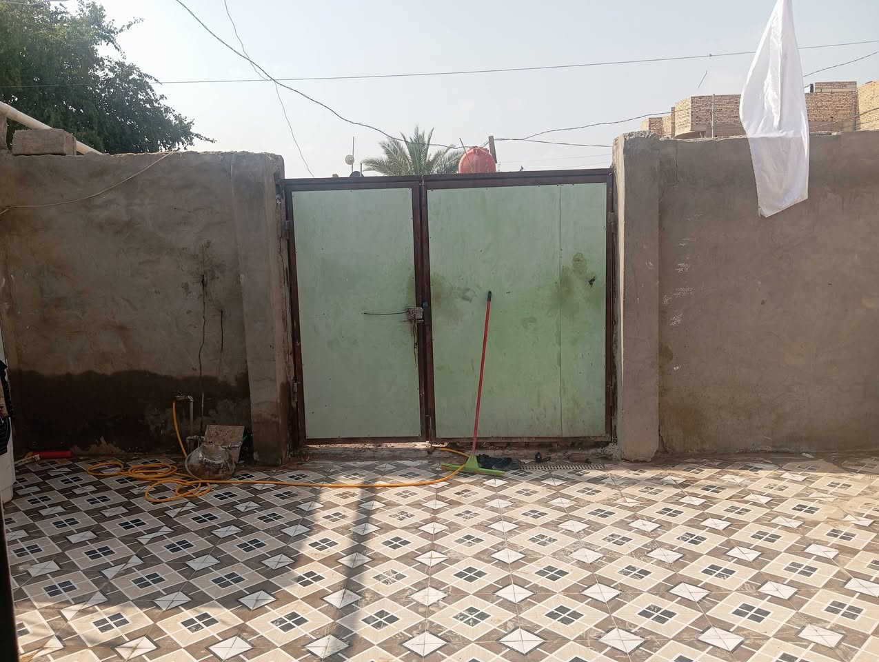 السلام عليكم بيت للبيع العنوان الديوانية حي العسكري صدر الثاني شارع 60 قرب حسينية ام البنين المساحة 109متر طابو صرف  للاستفسار ***********
