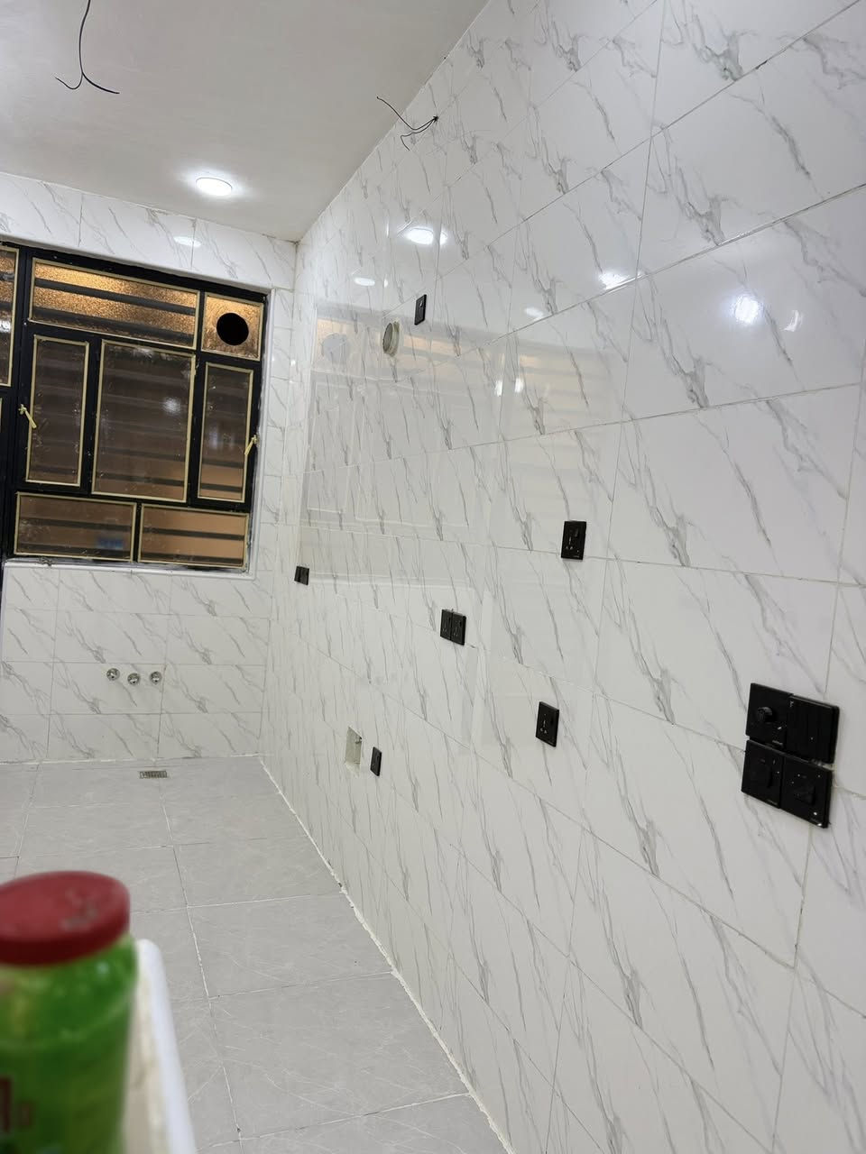 السلام عليكم 
بيت للإيجار – جديد 
مساحة 100 متر 
جاهز من خدمات كامل مكمل من كل نواحي 
يحتوي ع استقبال مطبخ خدمات غرفه نوم وصاله 
الطابق الثاني يحتوي ع سويت وصاله وغرفه نوم
جاهز من كل النواحي 
/ حي دجلة نهاية شارع الصفوة قرب أسواق الياقوت
***********
