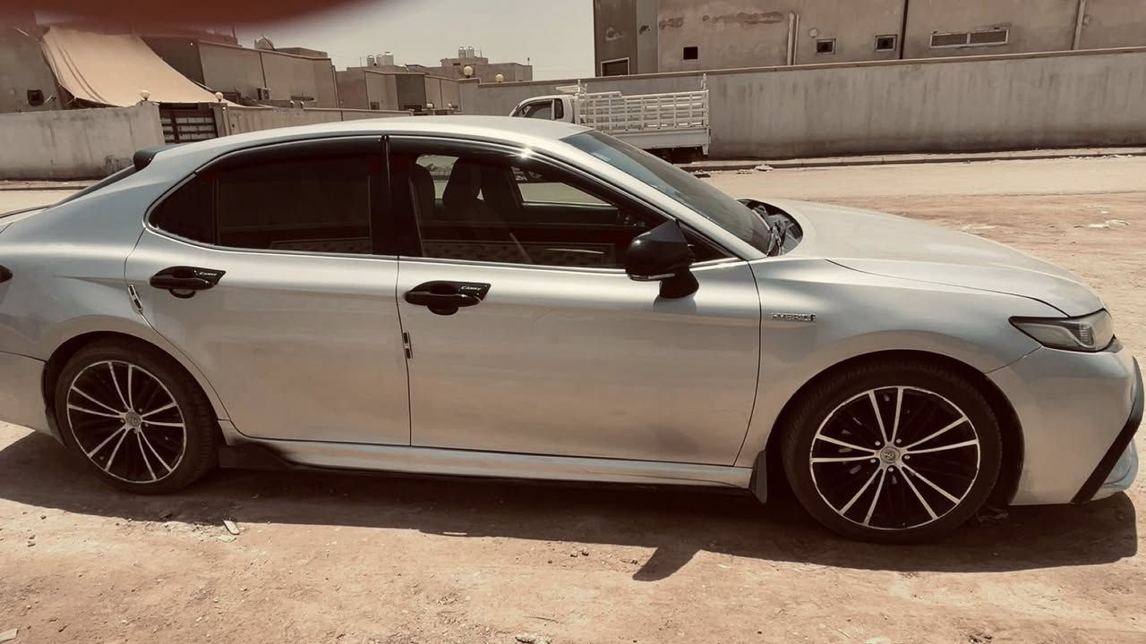 كامري هايبرد  2022 فئة LE اعلى فئة  وارد خليجي
مكفولة  / نص فول ، اللون سـلڤر
محرك 4 سلندر 2500 
ممشى130 الف كيلو ، رقم بغداد حرة بأسمي 
اقتصادية  جداً وكل أمورها جاهزة ونظيفة ومابيها اي نقص 
سعرها 188 ورقة وقابلة للتفاوض ( بيها مجال ) 
العنوان الناصرية / ***********
بنيد مصبوغ ( بدون ضربه ) / بارد شبر فوق التاير الخلفي  ( فـــقــــط )
والسيارة كاملة مكفولة كفالة عامة
