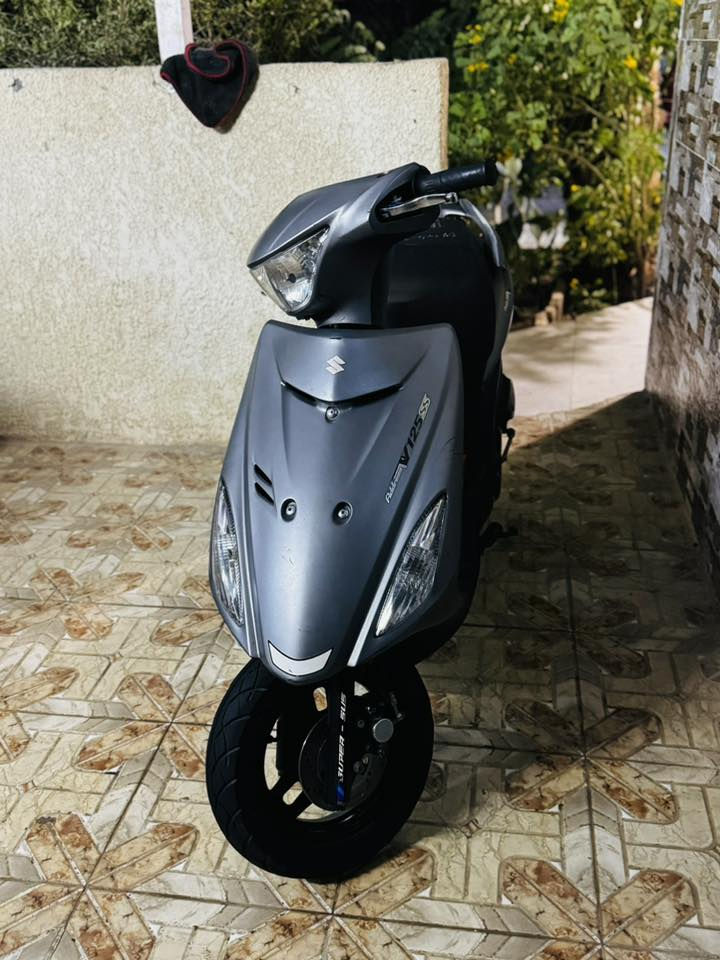 للبيع رمبه صار شهر نازله حديث ss لون مميز رصاصي طافي بيهه يدات رياضي وذيل وفج رياضي وسبايدر اصلي بلونها وبكلايت احمر  وموديلها 2017 السعر 975 وبيهه مجال دراجه بلاد نوزل نضيف ***********
