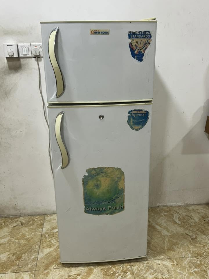 سلام عليكم غراض مستخدمه للبيع 
كنتور 3ابواب 150
ثلاجه تشغل كولشي مابيهه 150
جربايه وميز وزاويه 100
وغراض بيهن مجال مكاني بغداد ***********بي واتساب
