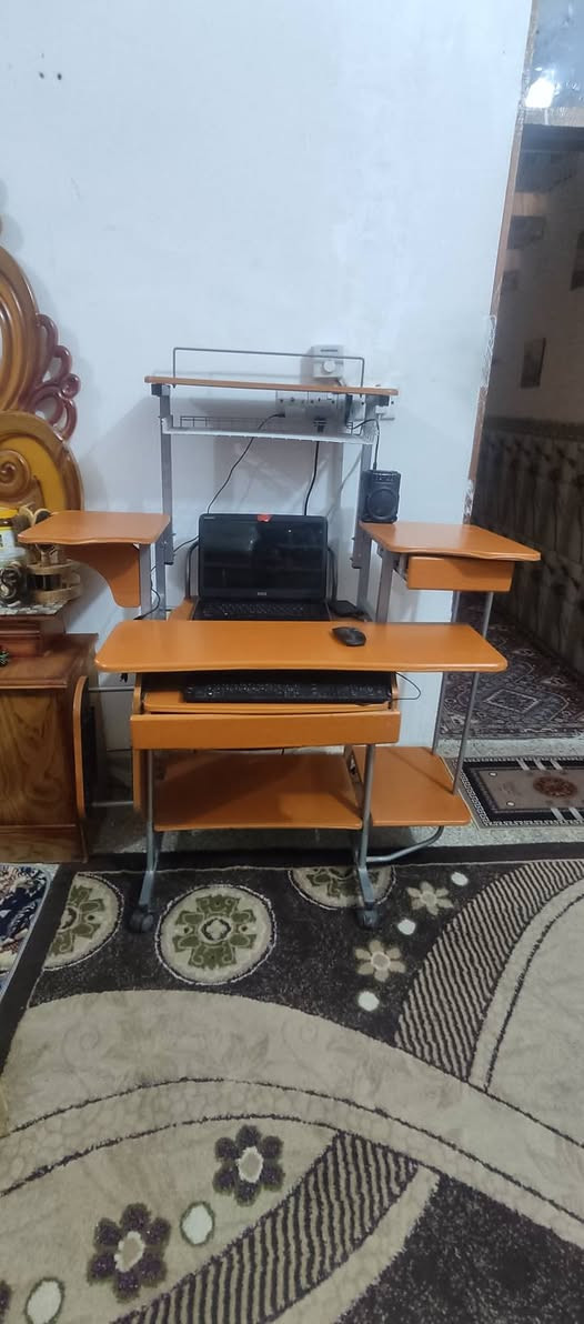 ميز حاسبه للبيع نضافه 100 % السعر 60الف العنوان/حي الخليج قرب الملعب/الرقم *********** عمارة, ميسان
