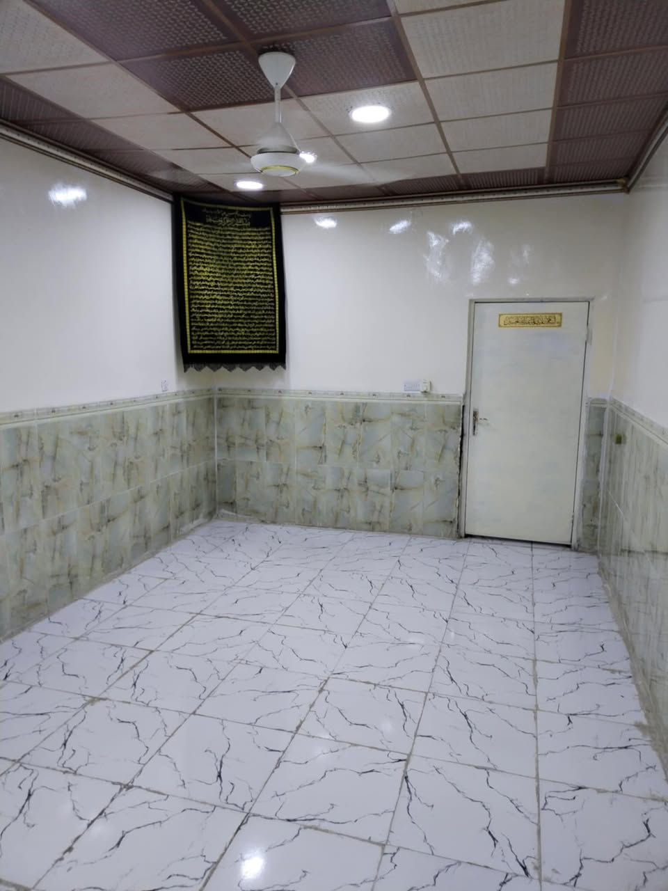 سلام عليكم 
بيت للبيع مساحة 250متر بناء كامل
يتكون من غرفتين مطبخ صحيات داخليه وخارجيه 
المكان منطقة البوحسين نزلة ام الهوش الجديده
البقيه تفاصيل خاص او ع واتساب 
***********
