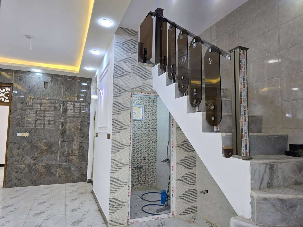 متابعينا الأفاضل 
 للبيع دار جديد 50m في حي #الوفاء موقع جيد  ويحتوي على غرفتين نوم الاولى ارضي والثانية بالطابق الاول (سويت) .
ثاني عقار عن شارع 20 و الساحة التي يقع فيها مركز شرطة الوفاء.
السعر 102 مليون قابل للتفاوض 
عنوان المكتب سايدين سلام -جامعة مقابل صيدلية الكوخ .
ارقامنا للتواصل
***********
***********
