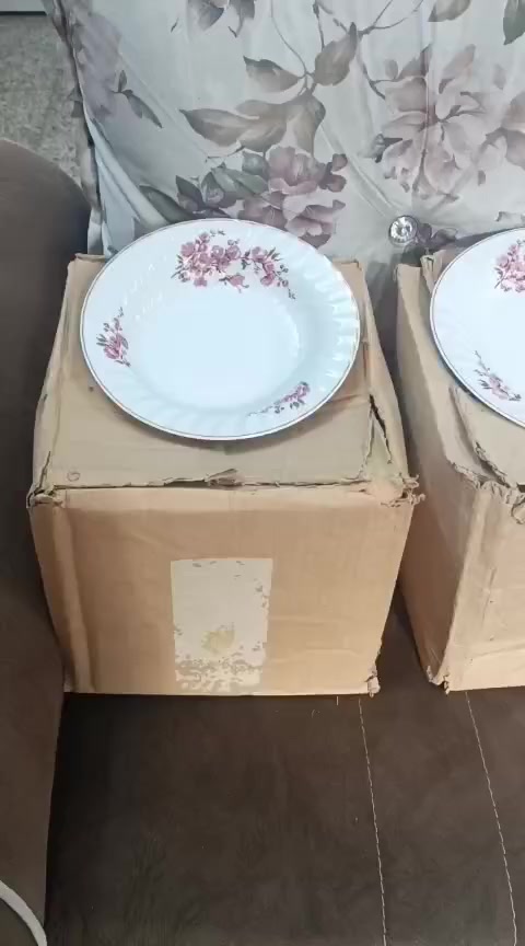 سيت شاي روماني ١٧ قطعة جديد غير مستخدم 
سيت طعام ١٢ نفر روماني(٤١ قطعة) لوك غير مستخدم كل القطع بالكارتون 
١٢ ماعون شطح
١٢ ماعون عميق
١٢ ماعون حلاوة
سلطانية كبيرة+بلم كبير 
كاسة كبيرة + ماعون شطح كبير


**إذا كنت صاحب هذا الإعلان وتريد حذفه لأي سبب، رجاءا أرسل رسالة إلى الدعم الفني**