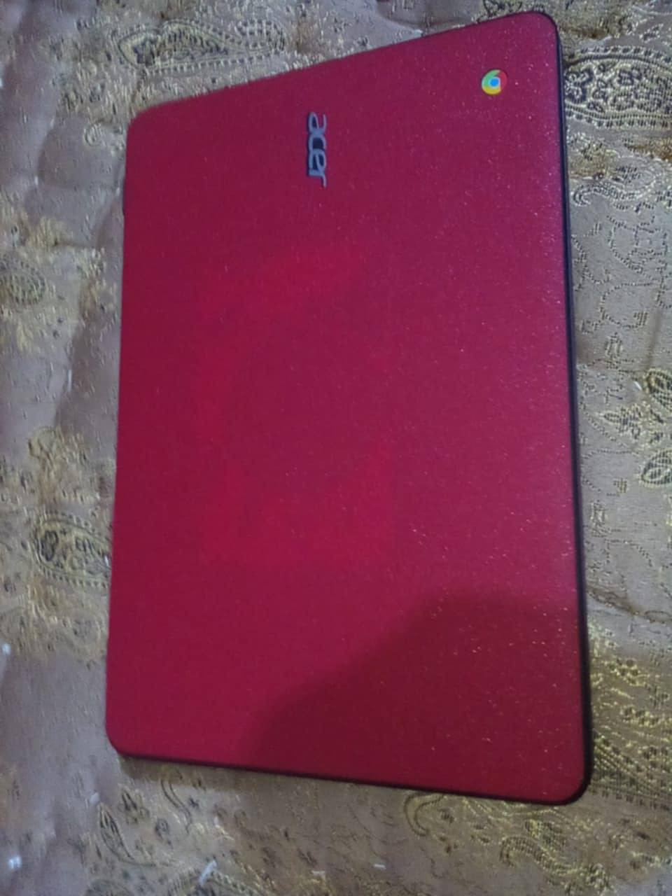 تمام، *Acer C733* هو *Acer Chromebook 311*. جهاز بسيط للدراسة والتصفح، يشتغل على ChromeOS مو ويندوز. 7bad

هاي المواصفات الكاملة:

### *1. المعالج والأداء*
- *المعالج*: Intel Celeron N4020 ثنائي النواة
- *السرعة*: 1.1 GHz ويوصل لـ 2.8 GHz بالتيربو
- *كرت الشاشة*: Intel UHD Graphics 600 مدمج
- مناسب للتصفح، يوتيوب، كوكل دوكس، ومايكروسوفت 365 أونلاين. مو للألعاب الثقيلة أو البرامج الهندسية. 7bad

### *2. الذاكرة والتخزين*
- *الرام*: 4GB من نوع LPDDR4
- *التخزين*: 32GB eMMC
- التخزين صغير، يعتمد على التخزين السحابي Google Drive. تقدر تضيف كارت microSD 7bad8040

### *3. الشاشة*
- *الحجم*: 11.6 إنش
- *الدقة*: 1366 x 768 HD
- *النوع*: LCD ComfyView ضد الوهج، LED Backlit 7bad

### *4. البطارية والوزن*
- *البطارية*: 3 خلايا 3920 mAh، تكفي لحد 12 ساعة استخدام خفيف
- *الشاحن*: 45W USB-C
- *الوزن*: 1.26 كغم
- خفيف جداً وسهل الحمل. a5127bad

### *5. المنافذ والاتصال*
- *USB-C*: منفذين يدعمون شحن + DisplayPort
- *USB-A*: منفذين USB 3.1 Gen 1
- *واي فاي*: Wi-Fi 5 ac
- *بلوتوث*: 5.0
- *كارت ذاكرة*: microSD
- *الكاميرا*: 720p HD 7bad8040

### *6. النظام والأبعاد*
- *النظام*: ChromeOS
- *الأبعاد*: 302 x 209 x 21.3 ملم
- *اللون*: Shale Black 7bada512

---

*الخلاصة*:
جهاز خفيف، بطاريته قوية، وسعره رخيص. ممتاز للدراسة والتصفح والاجتماعات أونلاين. بس لا تتوقع منه أداء قوي لأن المعالج والرام ضعاف، والتخزين 32GB قليل.
السعر\١٠٠الف قفل


**إذا كنت صاحب هذا الإعلان وتريد حذفه لأي سبب، رجاءا أرسل رسالة إلى الدعم الفني**