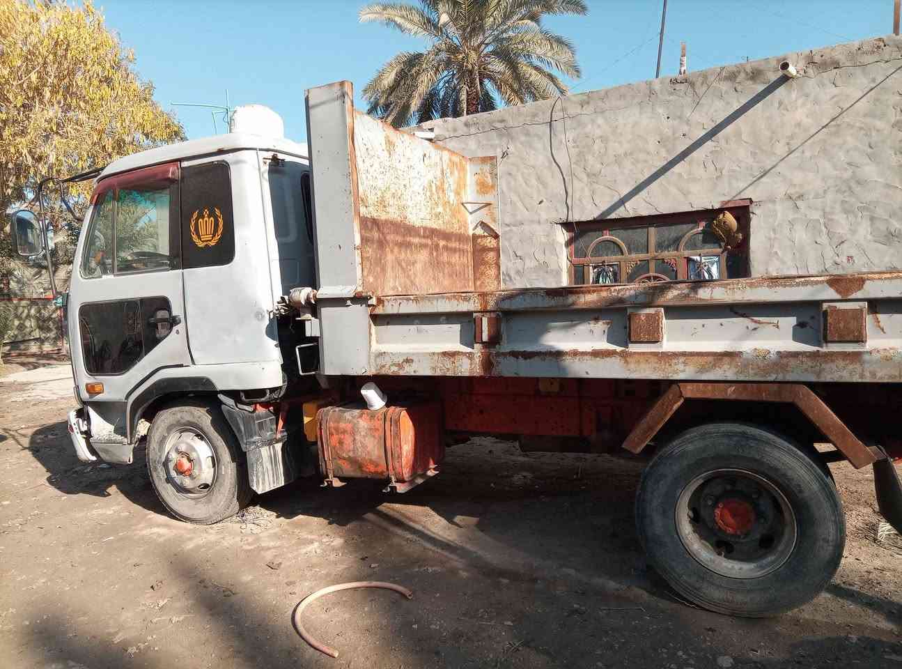 السلام عليكم للبيع نيسان قلاب بلادي ٤طن موديل ٢٠٠١اصل محرك بي بخار كير اكسن مكفول  تبريد شغال كهربائيات كله شغالة مداور ثانيوم المكان بابل متحتية السعر ١١٧وبي مجال الاستفسار ***********
