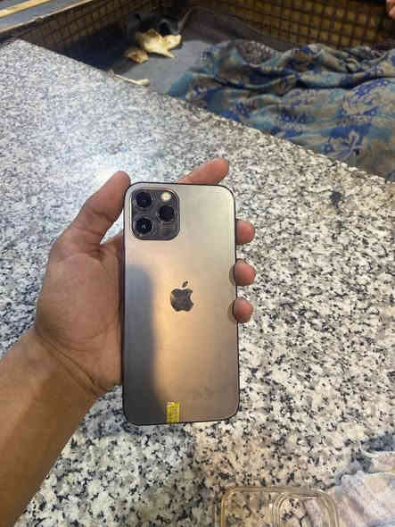 ايفون12برو ماكس  
ذاكرة256 
تك سيم كرت
بطارية 90 
مبدل شاشه ماتبين بل حاسبة 
شاصي نضيف كلشي نضيف بس شاشه مبدله 
سعر450 وبي مجال حك جيتك 
***********
