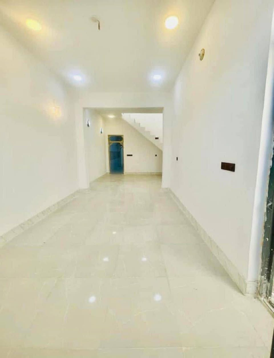 دار لليجار مساحه 100 متر طابق واحد مكانه نجف مجمع بيتي الثاني  بي غرفه وصاله وستقبال ومطبخ وصحيات عدد ثنين ومكشوفه
سعر يجار 250 الف  مال شهرين 
استفسار
***********
‭
