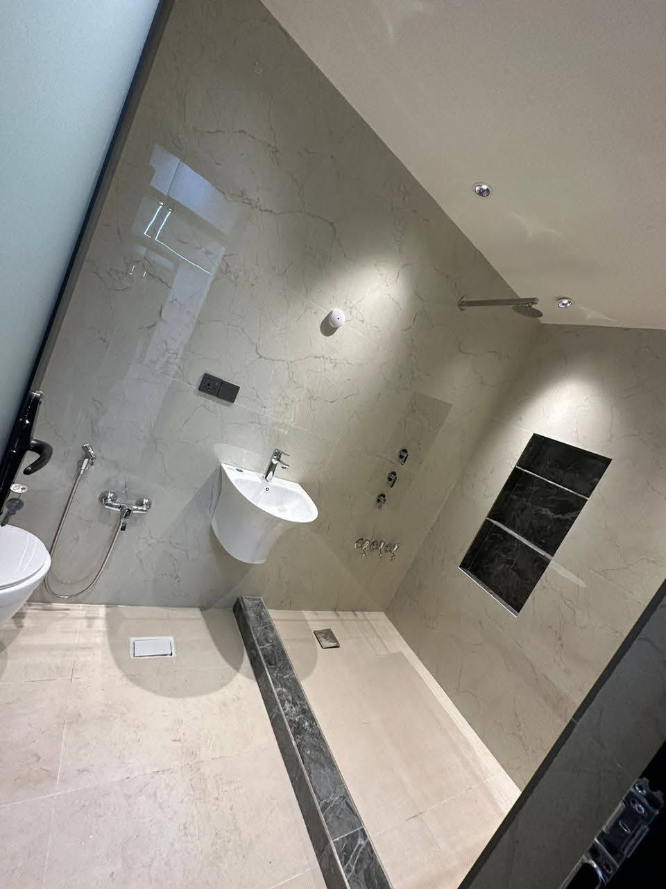 للبيع بيت 135م واجهه6 زيرو مودرن في الغدير / محلة 706 قرب مدرسة المعالي
 مدخلين (صالة ومطبخ)+ هول غرفة نوم أرضية+مناور عدد2 _ الطابق الثاني:
3 غرف نوم (1غرفة سويت+دريسنك روم)
3 حمامات
واجهه وارضيه مرمر.
مكتب سما للوساطه العقارية
***********
***********
