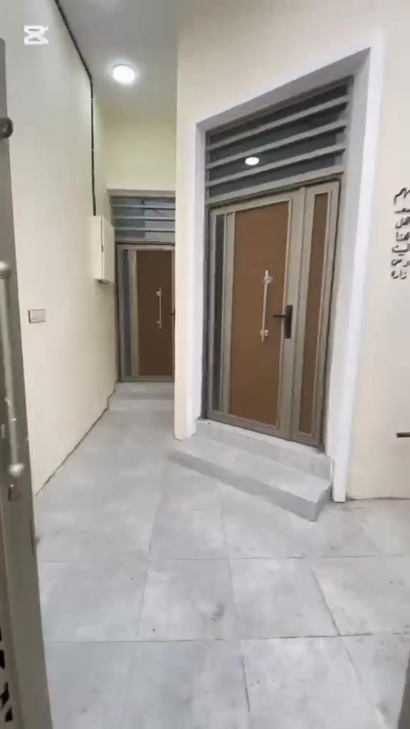 بيت جديد المساحة 100 متر طابو صرف برغة شارع 20 يبعد على شارع الرئيسي 80متر 
البيت طابقين 
طابق الاول استقبال وصالة ومطبخ وغرفة نوم مع صحيات ومنور 
وطابق الثاني غرفتين نوم مع صالة وصحيات وبيتونة بناء درجة اولى مثل ماموضح بلفديو المنطقة متكاملة من ماء ومجاري وكهرباء يرهم بيع ويرهم مراوس  بقطعة الاستفسار الاتصال على رقم ***********1
