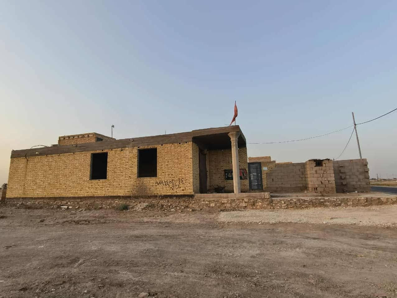 العنوان: ال بوجراد - قرب سيطره المصلح

مواصفات الدار المساحة الكلية 800م يحتوي

على غرفتين مساحه كل وحده 6×4.75

وصاله مساحتها 9×5

ومطبخ حار وبارد مساحته 6×4

ومجمع صحيات داخلي وبيتونه

واستقبال مساحتها 10×4 عورها بس تشطيب

يوجد كافه خدمات من ماء وكهرباء بالباب

شارع تبليط للباب عرضه 6 متر

للاستفسار عن السعر مراسلة الصفحة او الاتصال على الرقم

***********
