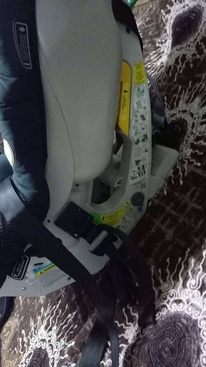 للبيع كرسي سيارة أطفال Britax Safe-n-Sound Graphene الأصلي
كرسي بحالة ممتازة ونظيف جدًا، جميع الأحزمة والقطع الأصلية موجودة، ولم يتعرض لأي حادث.

✅ مناسب من الولادة حتى 4 سنوات.✅ يركب للخلف وللأمام حسب عمر الطفل.✅ حماية جانبية عالية للرأس والجسم.✅ مريح وآمن، من أفضل أنواع كراسي الأطفال.

📅 تاريخ التصنيع: 21/10/2019.

💰 السعر: 100 دينار قابل للتفاوض بالمعقول.

للاستفسار أو المعاينة، التواصل على الخاص.


**إذا كنت صاحب هذا الإعلان وتريد حذفه لأي سبب، رجاءا أرسل رسالة إلى الدعم الفني**