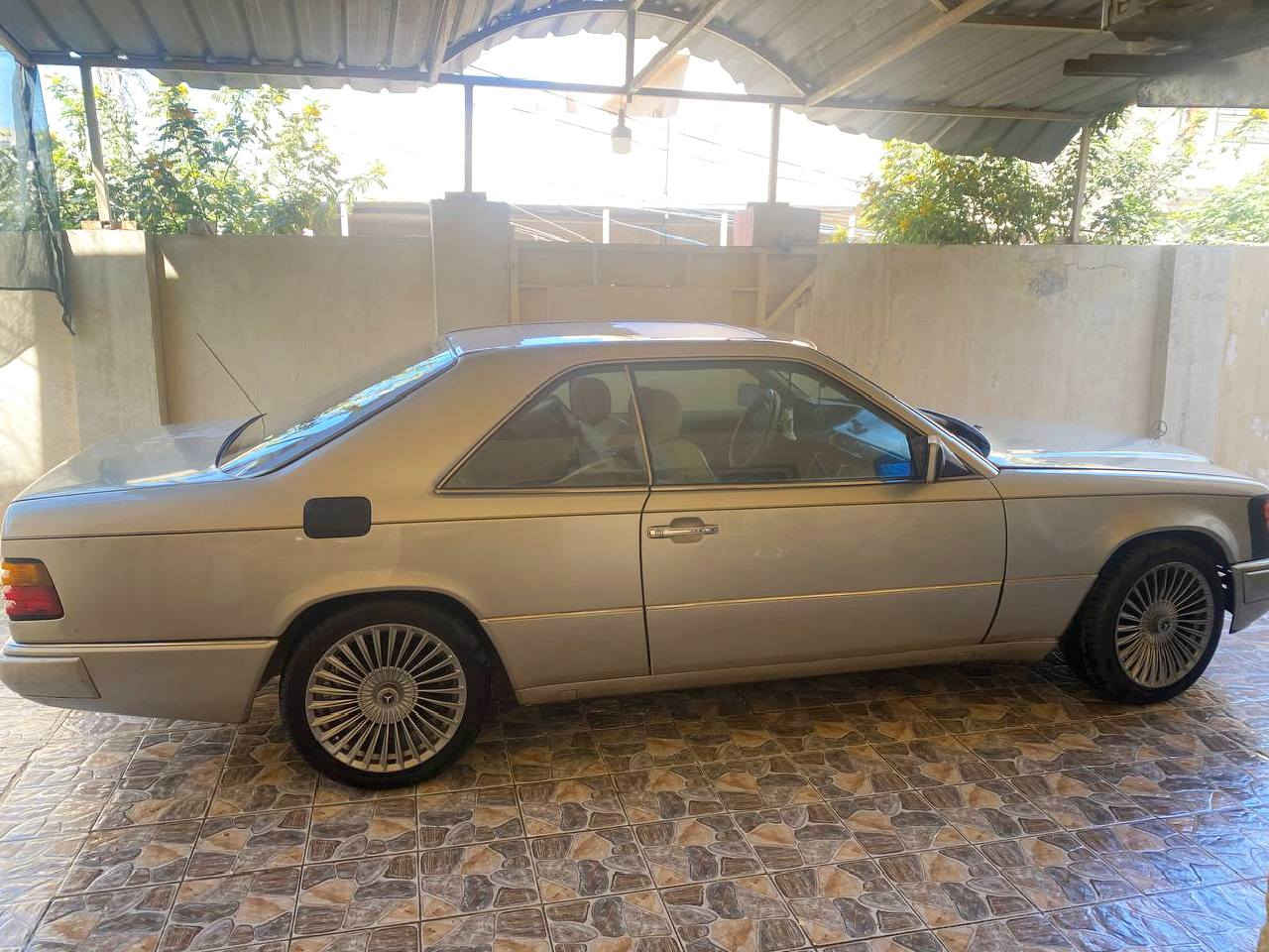 من رخصه الادمن
عندي سيارة مرسيدس بنز كوبيه 230c  
اربعه سلندر محرك 2300
سياره خير من الله 
تايرات نظيفة جدا 
غرفة نظيفة جدا جلد صاج ملكي تحكم كشنات كهربائية مع حزام امان كهرباء 
مسجل شاشه لمس 
دبل فيت بم جديد مع فلتر 
كهربائيات نظيفة جدا و ما ملعوب بيها 
باتري 90 امبير ما صارله هوايه من اخذته
صدر مع دسكات 
السياره باسمي و باي وقت حاضر لنقل الملكيه 

بس نقصها كمبريسر التبريد عاطل 
و السلايد روف ما مربوط بالماطور 
مكانها بالحله 

موبايل  ***********
