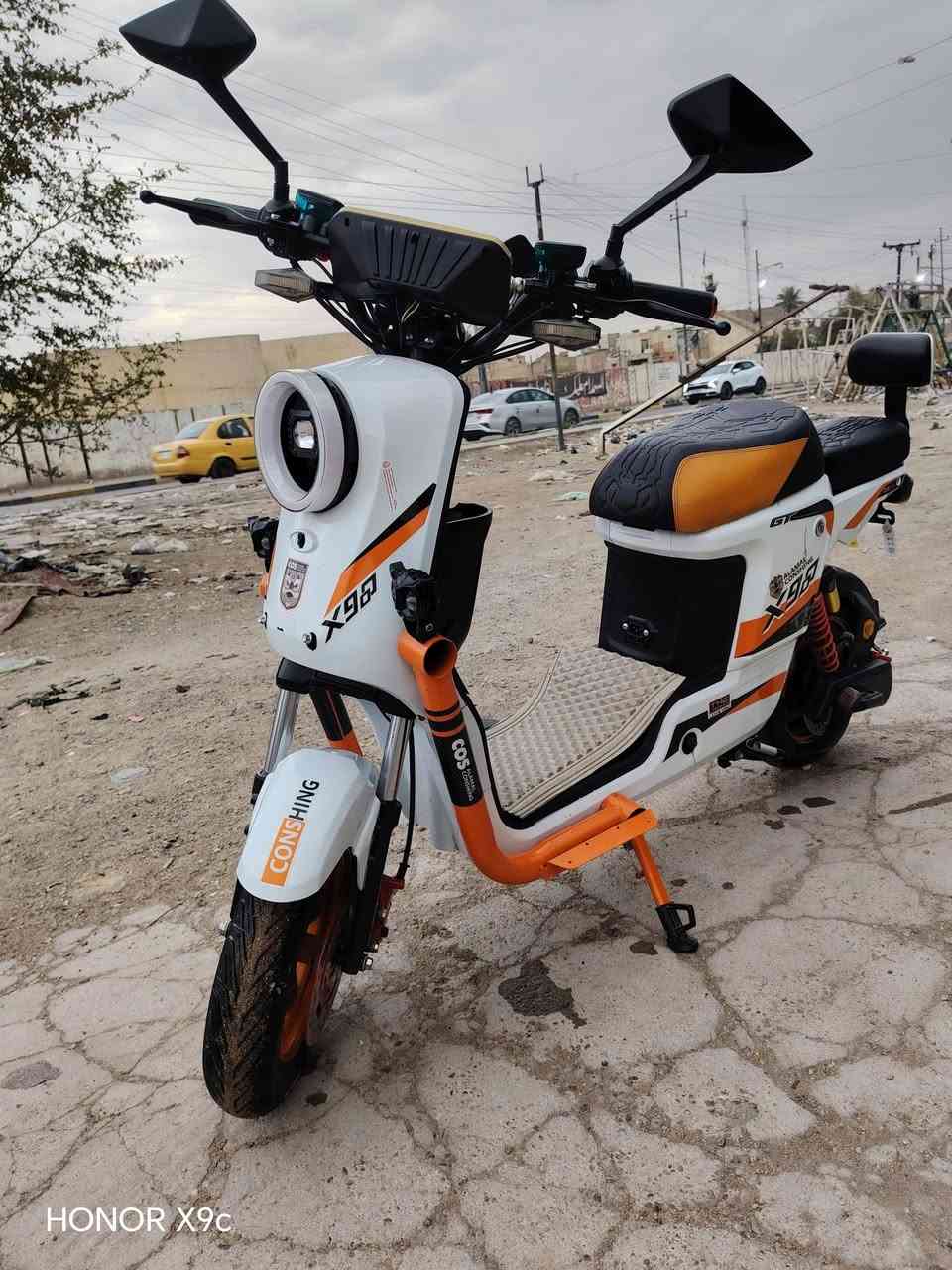 السلام عليكم،،
،، دراجة شحن نوع،،(. X900)
،، أللون أبيض مطعم برتقالي،،
                                       درع بلادي لون برتقالي،،
دوس أمامي خلفي أصلية،،
                                  ،، كشن شامو جلد مطعم برتقالي،،
،، كشن خلفي جلد بلاك،،،، نشرات،،،، دبلات خلفي أمامي كلا جديد،،.     
                  لايت عالي ناصي ابييض LED,,,
لايت بوم بالدرع بلادي،،،، دبل خلفي غاز،، دبل أمامي دهن،،

،،،، تجوة خلفية للراكب،، سلة بلادي،، كلوب خلفي LED,,
,, تشغيل عن بعد،، سويج عدد 2،،،خمس بطاريات الدبل،، 

،، مري جانبي أصلي،،

                               مكاني بغداد الجديدة،
السعر ٤٥٠ وبيها مجال،،.           
                                    هاتف ***********
