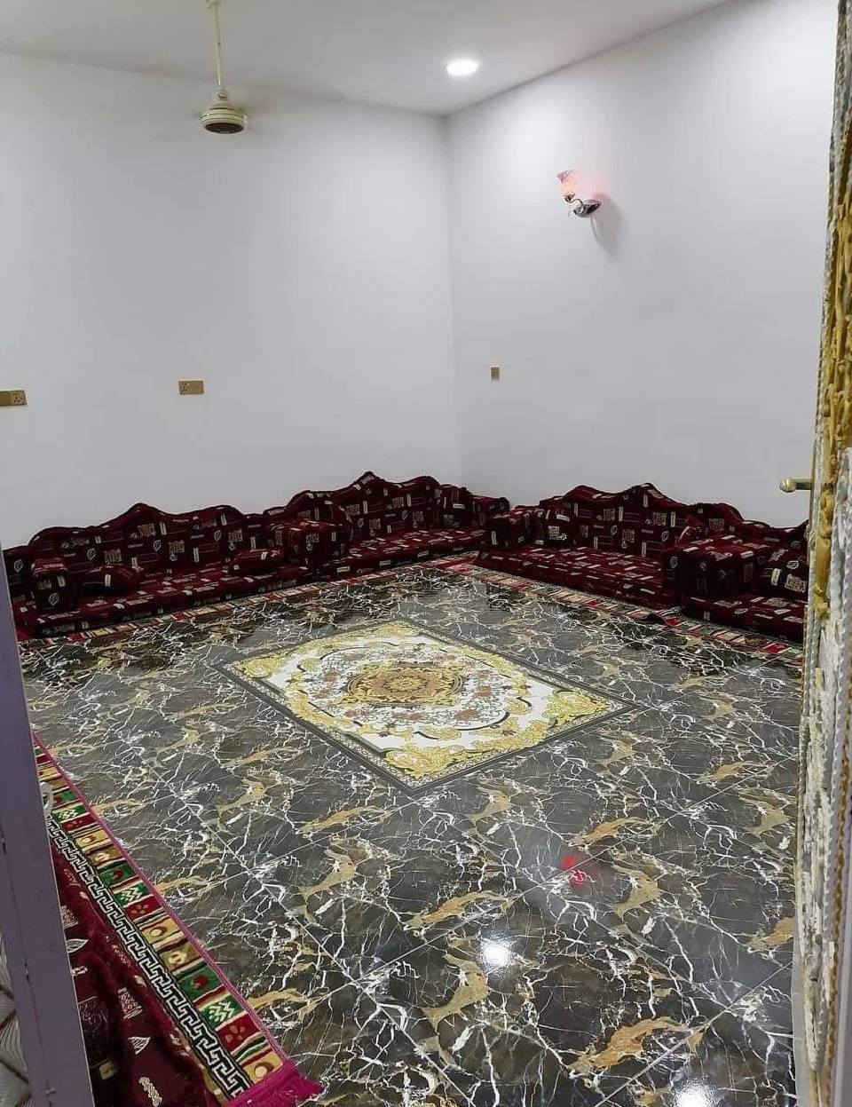 دار للأيجار مساحة 200م غرفتين نوم وصالة ومطبخ حمام داخلي وغربي تواليت خارجي +كراج سياره+حديقه العنوان حي السلام عبور مشروع المراسمة فرع جامع الرقيب ...
ايجاره 300 للأستفسار ***********واتساب
