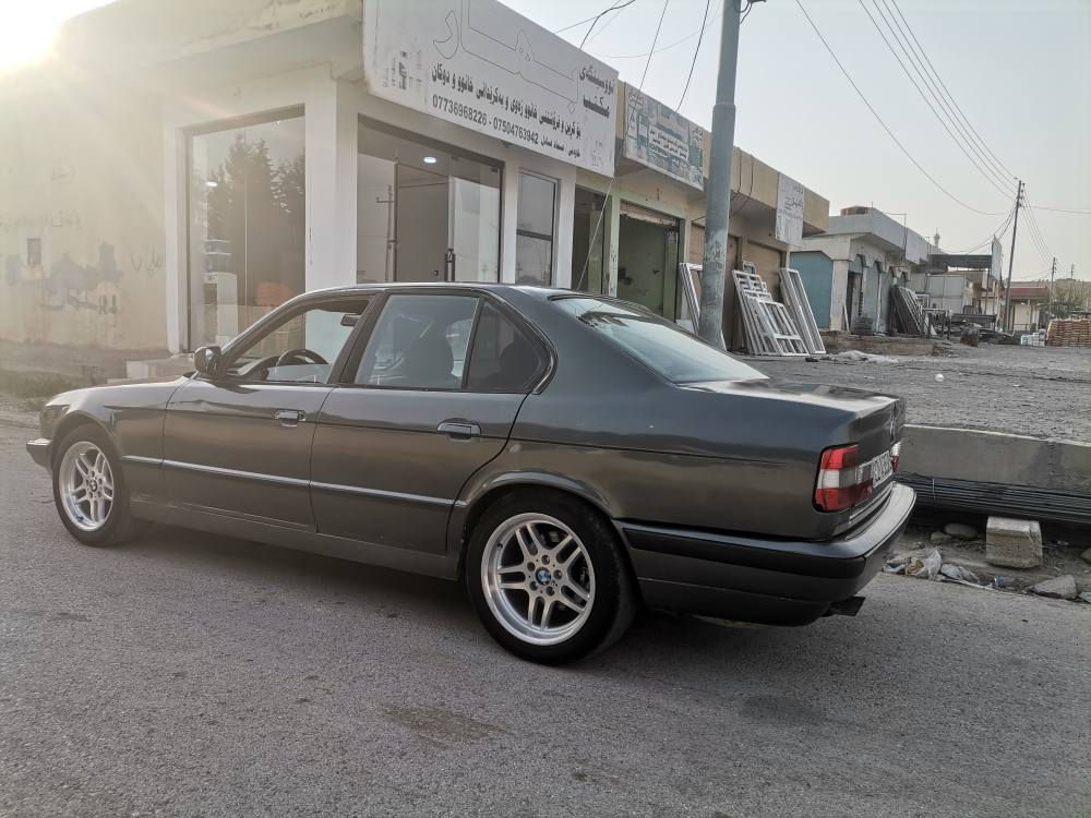 مۆدیل ١٩٩٠ مەکینە ٥٢٠ کرایتە ٥٢٥  مەکینە کەپسی گێر عادی ویل M  دوو جام کارەبای 
لێدانێکی لای پشتەوەی سەکنی هەیتی 
(٤١٠ ) هەزار غرامەی لەسەر بۆت دەگەرێنمەوە 
تحویل و غرامە و وەلگران و بڕاوە و گێر و مەکینەی کەمەک سەرف دەکات . (***********) واتساب. أربيل, العراق
