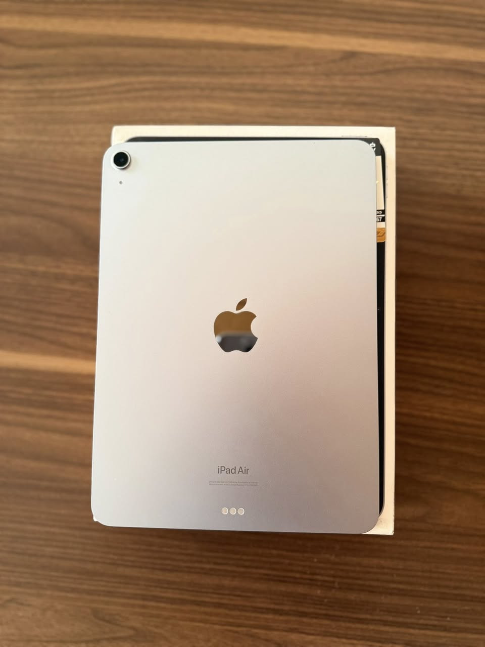 السلام عليكم
: iPad Air6 M2 (11 inch) بحالة  ممتازة 
المواصفات الأساسية:
• المعالج: شريحة M2 القوية (أداء جبار للألعاب والتصميم والدراسة).
• الشاشة: 11 إنج Liquid Retina.
• الذاكرة: 128 جيجابايت.
• الحالة: الجهاز بحالة ممتازة جداً (مثل الجديد)، خالي من أي خدوش أو عيوب تقنية.
• الملحقات: الكارتون وكافة الملحقات الأصلية موجودة.
المميزات الإضافية:
• يدعم أحدث الملحقات بما في ذلك Apple Pencil Pro.
• تم تفعيل الجهاز حديثاً والبطارية بحالة 83%.
السعر: [550]الف دينار
للتواصل مكاني بغداد ***********
