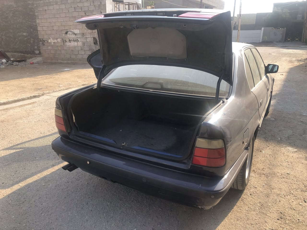 موديل 1989 حجم 525
السيارة دكة جاكوج مابيه
السيارة بدون قطعة تبديل السيارة بلادية فقط الجاملغ الخلفي جهة السايق بي طخة السعر 48$وبيه مجال 
السيارة لونين حبري وفاتح للاستفسار
***********
***********
