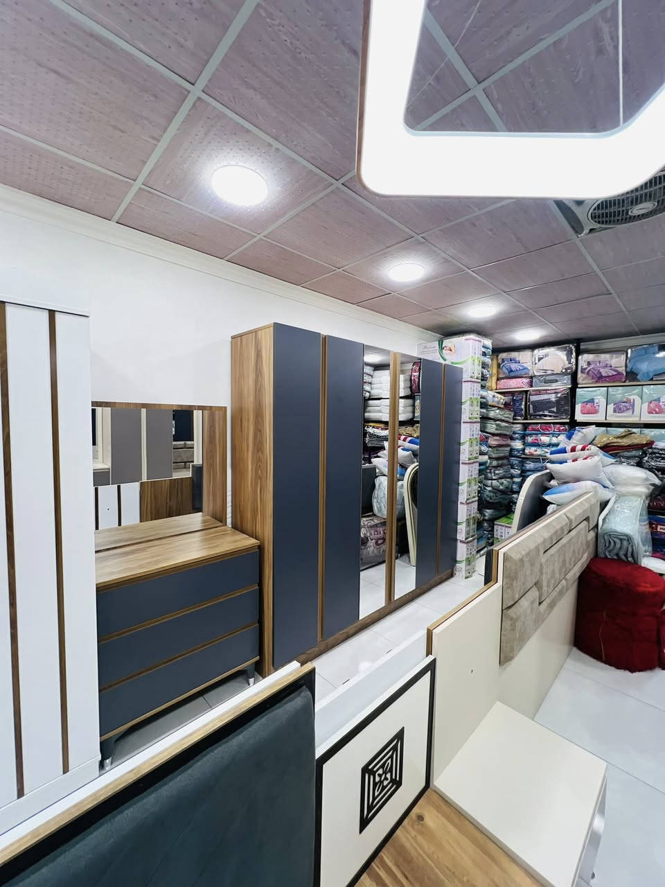 غرف نوم من 5 قطع ضمان 5 سنوات بسعر 600الف  للتفاصيل اكثر ***********
