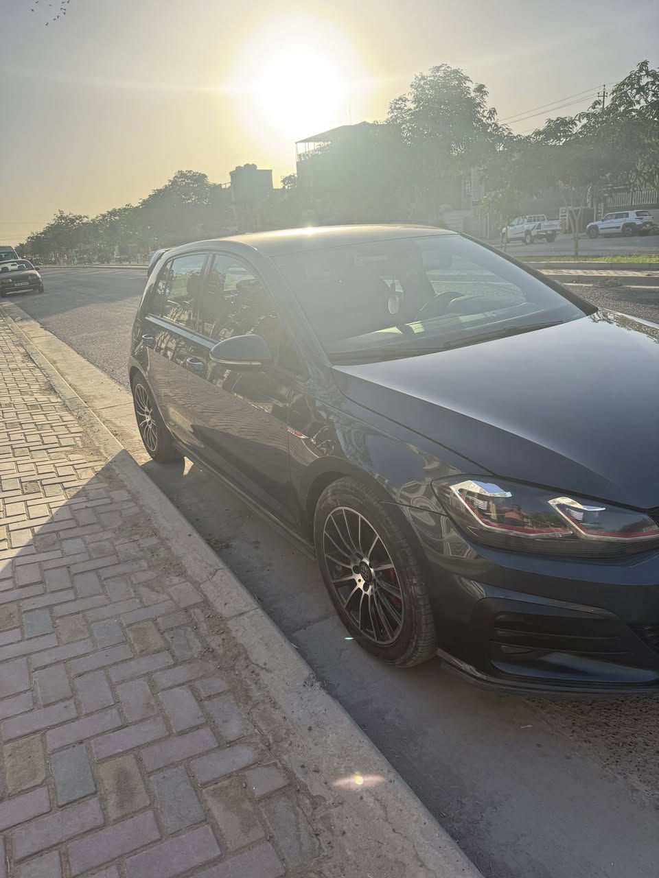 GTI 2020
من المميزات و الجدد #حرفياً و السياره جاهزه من الدعاميه للدعاميه ومبيها اي نقص حادثها طخه بسيطه بجاملغ السايق و شويه الطخه عابره ع الباب وايرباك فقط برده صور الحادث موجودة 
وبـ 168 و بيها مجال للطيبين
‪***********‬
