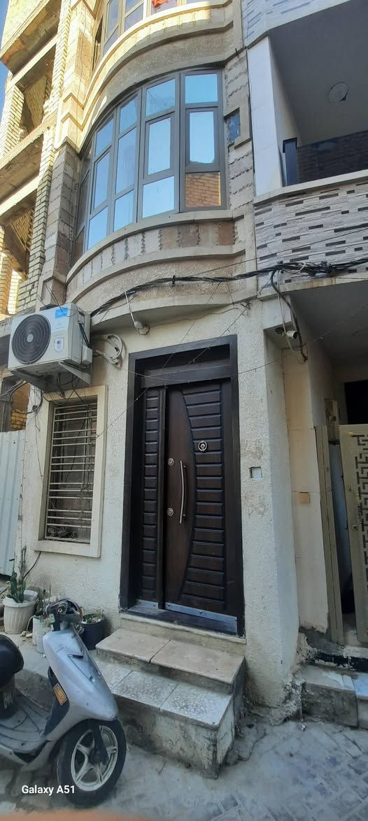 بيت للبيع بالاعظميه بالسنايه بالفرع مقابل الشط ٣طوابق 4غرف نوم مساحة ٤٧ونص نزال١٥ ///***********

