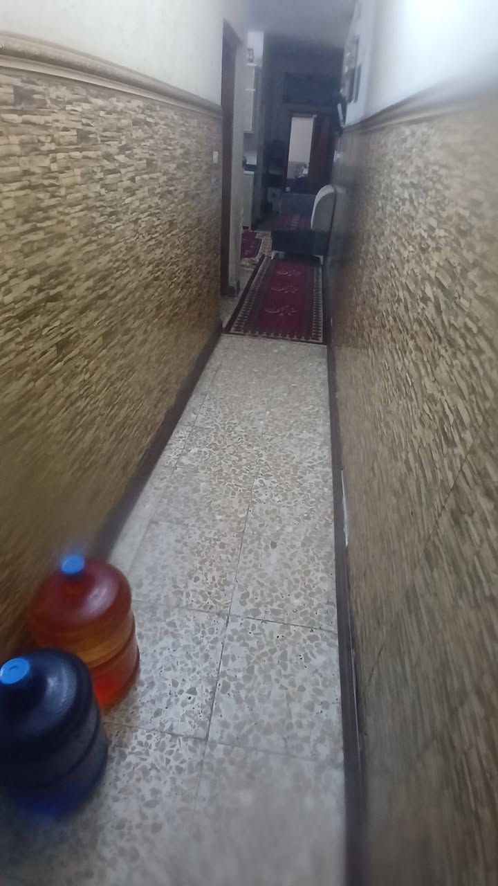 السلام عليكم الدار للبيع المساحه 100متر النزال 20 زراعي سند السعر 160وبي مجال يحتوي على 4غرف نوم ومطبخ وحمام خارجي وداخلي2 ومتوفر مي والكهرباء والمجاري العنوان الشعب بانزين خانه حي عدن الرقم:***********
