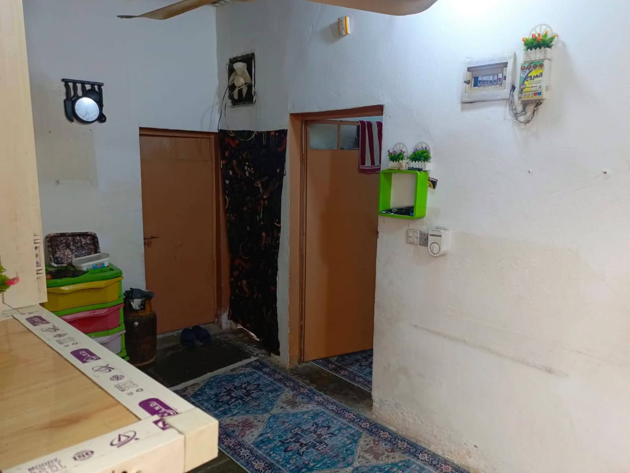 السلام عليكم دار سكني للبيع نوع الاارض حواسم  المنطقه بناء كله جديد البيت مساحته 75 متر مرتب وجاهز مجاري عل دوله ومي عل انبوب الدوله سقف صب يعني البيت نضيف نضيف طابق واحد المكان العبيدي الشهداء ابااولى السعر خاص موجود واتساب ***********
