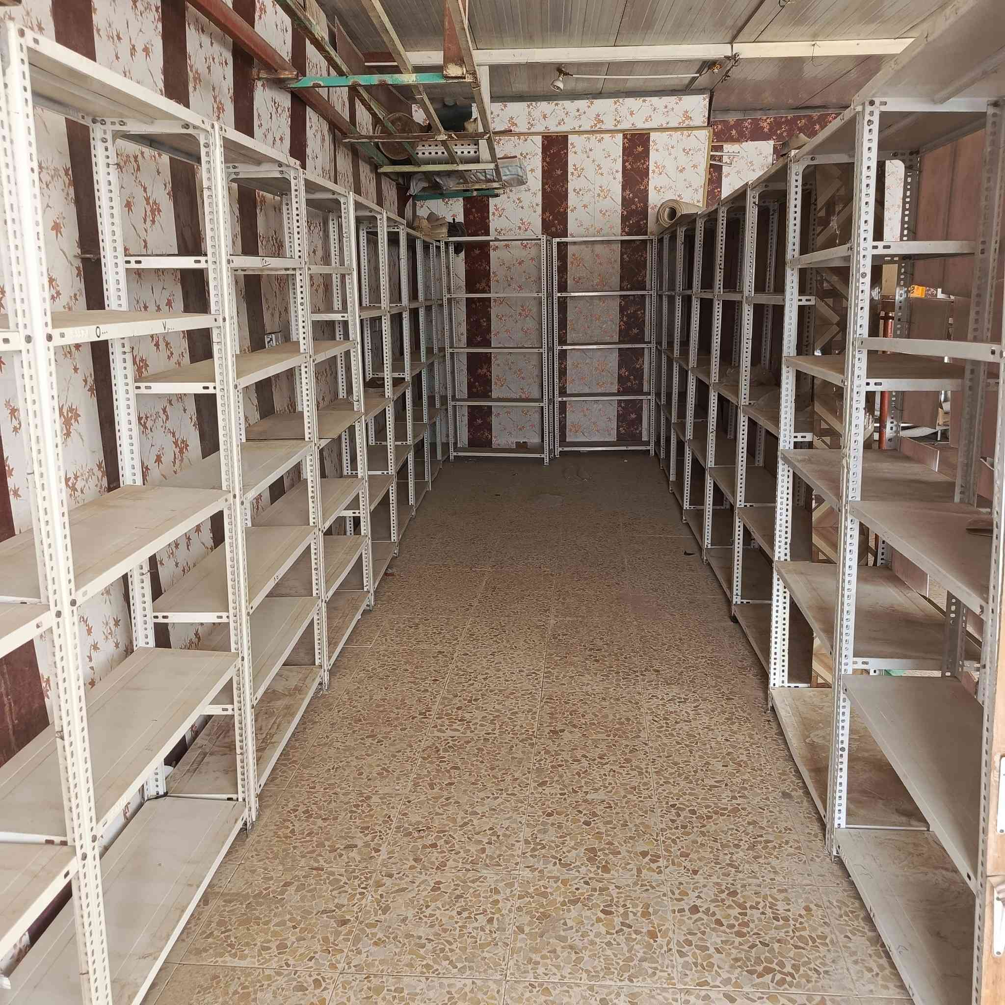 السلام عليكم يوجد غراض محل ملابس للبيع *********** العنوان جبله مدينه الباقر
