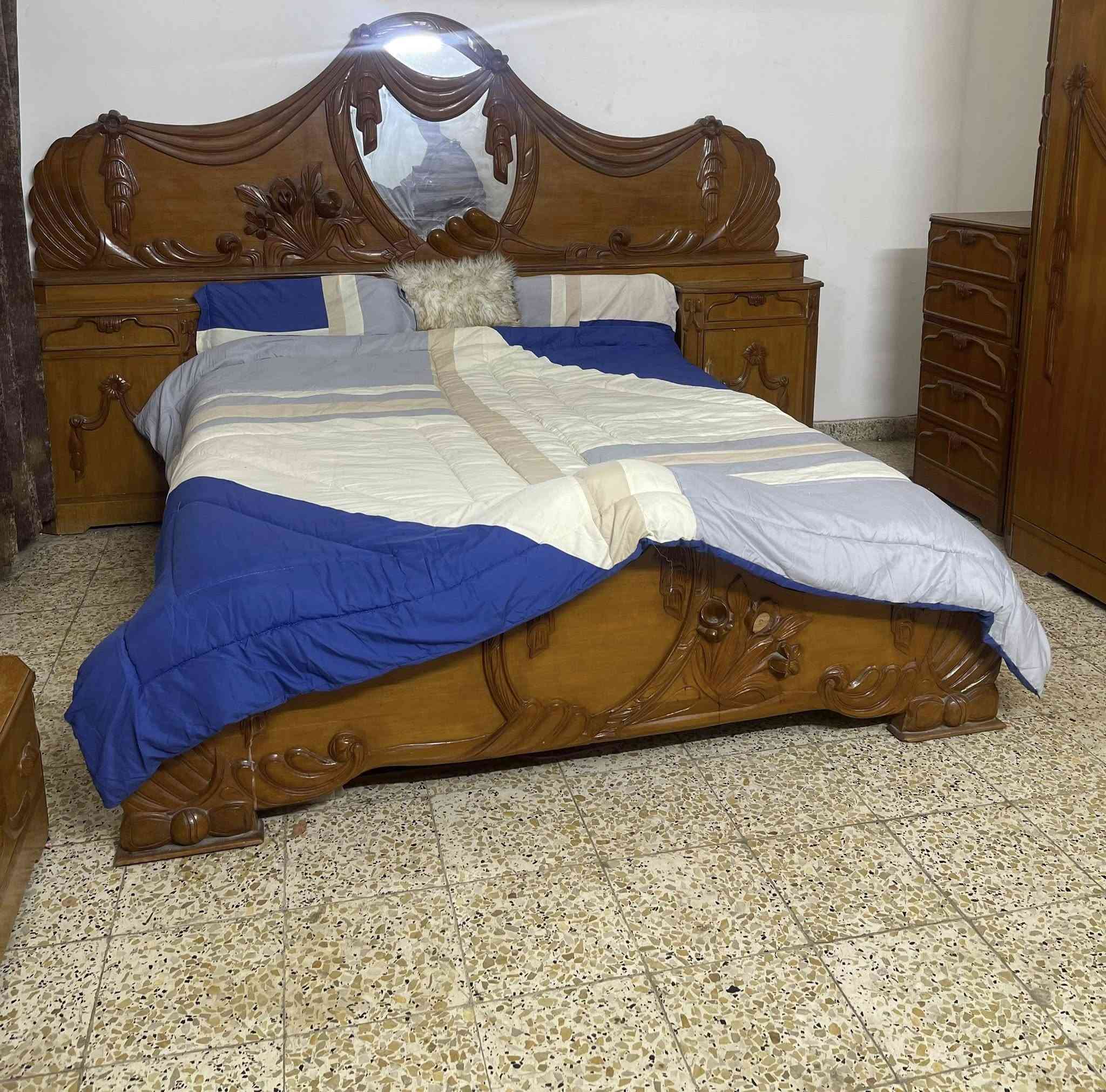 غرفة صاج عراقي مكونه من ست قطع سرير وخزانه من ست أبواب معه أبواب عليه وميز تواليت وخزانة ادراج من خمست ادراج وخزانه جانبيه وعلاقة ملابس . السعر 750 الف الموقع بغداد حي الجهاد للاستفسار الاتصال برقم *********** او ***********
