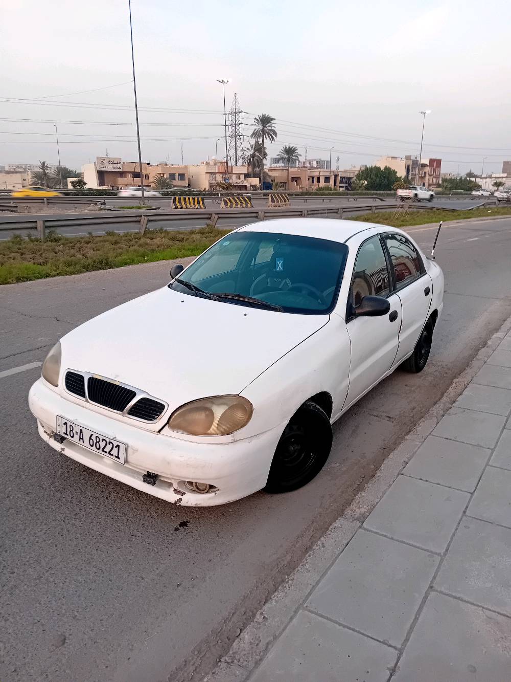 السلام عليكم للبيع دايو لانوس موديل 2000 
وارد خليجي 
رقم بابل انكليزي 
محرك 1500 مفتوح 
كير عادي 
السيارة مصبوغة عام بدون حادث 
ومحرك بي دخان من القبق فقط لان صار هواية ممبدل دهن 
عارضها ب28 ورقة وبيها مجال 
مكاني بغداد حي الجامعة 
للاتصال ***********