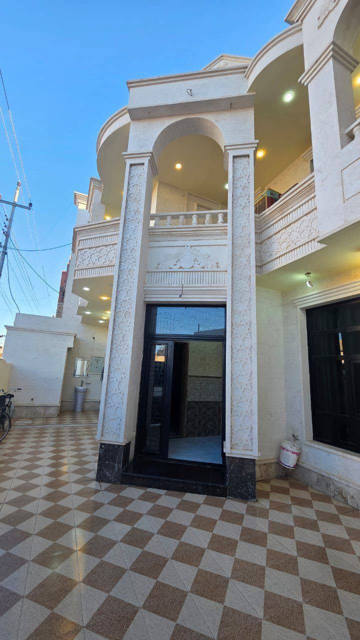 سلام عليكم بيت للبيع
مكونات البيت 
5 غرف كبار 
3غرف فوك 
2جوه 
مطبخ 6.45 حار بارد
ديوانيه 7.45
صالة 6.4 
مناور بلكونات 
شغل كله درجة اوله واجهيه حجر ومرمر 
مساحة البيت 240 متر 
منطقه هادئة 
موقع البيت  التاميم قرب عدادية النهضة الصناعة خلف اسواق المصطفى
سنة البناء 2024 بيت جاهز للسكن
تواصل ع رقم وبيه وتساب 
***********
