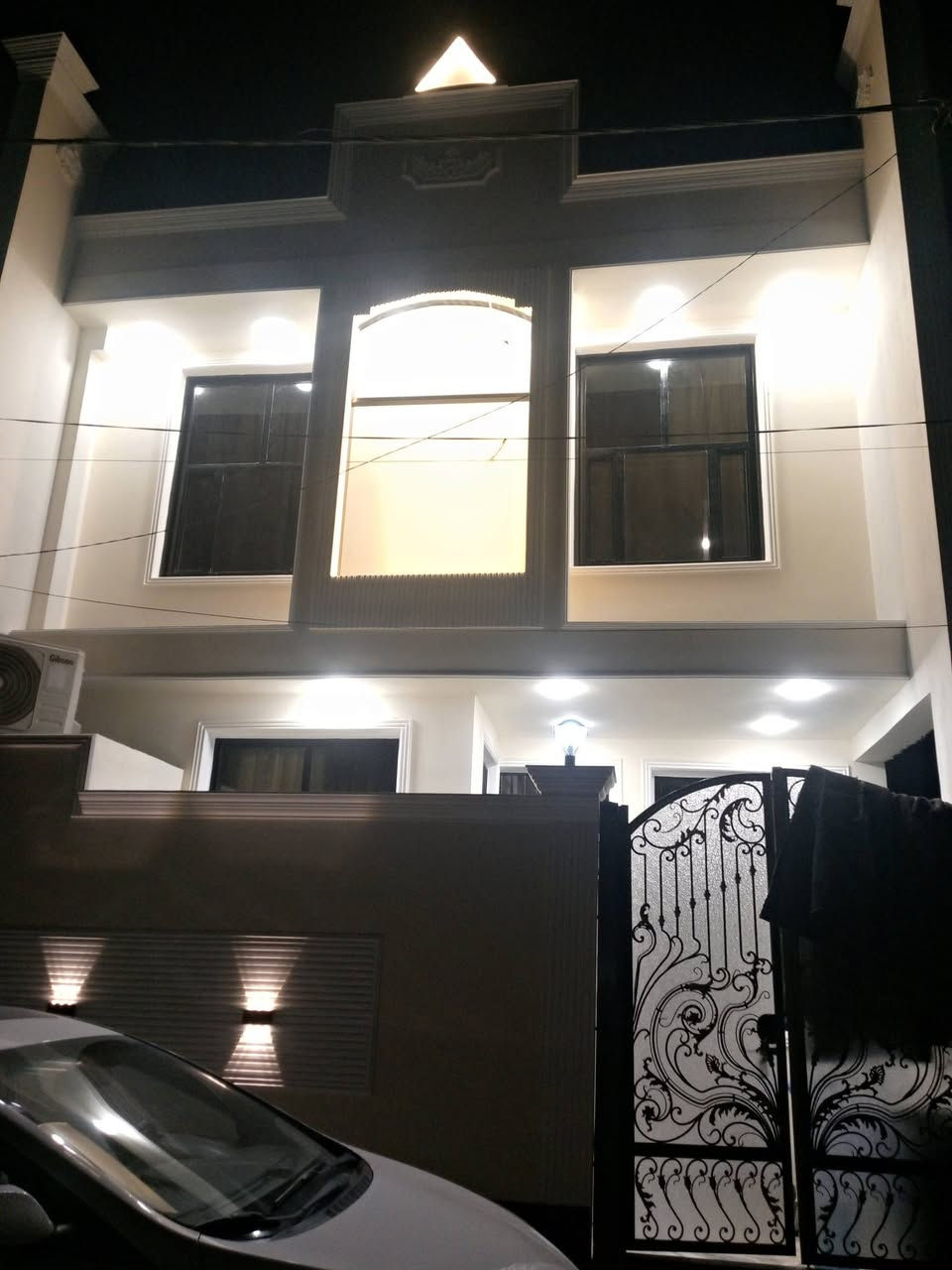 السلام عليكم بيت للبيع المساحه 100مترطابقين يحتوي ع استقبال وصاله ومطبخ وغرفه نوم وصحيات الطابق الثاني غرفتين نوم وصاله وصحيات العنوان البوبيات عمود 90السعر 155وبي مجال ***********
