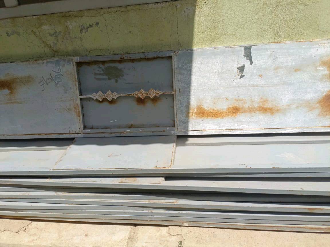 باب دفتري قياس2 متر وربع وعرض 4ونص سعر 200محجرات عدد اربعه كبير أبو نقش سعر 150كتيبه واجهيه ترهم لمحل قياس 3متر ارتفاع وعرض 3 سعر 100 