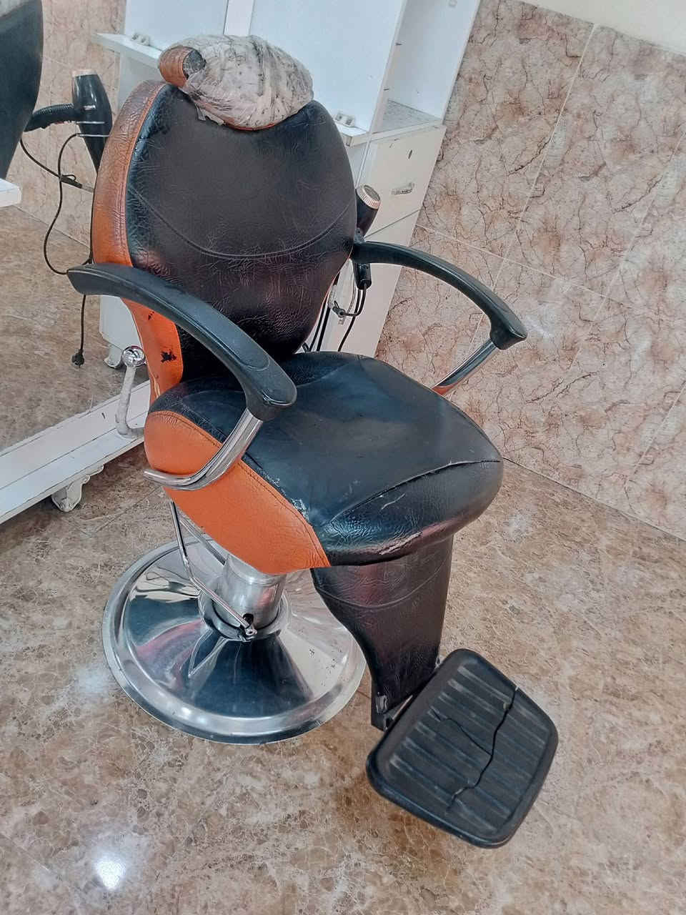 كرسي مستعمل واضح بالصورة نضيف 
مكاني كركوك حي النصر شارع مركز العروبة 
***********
السعر 75 الف وبي مجال قليل
