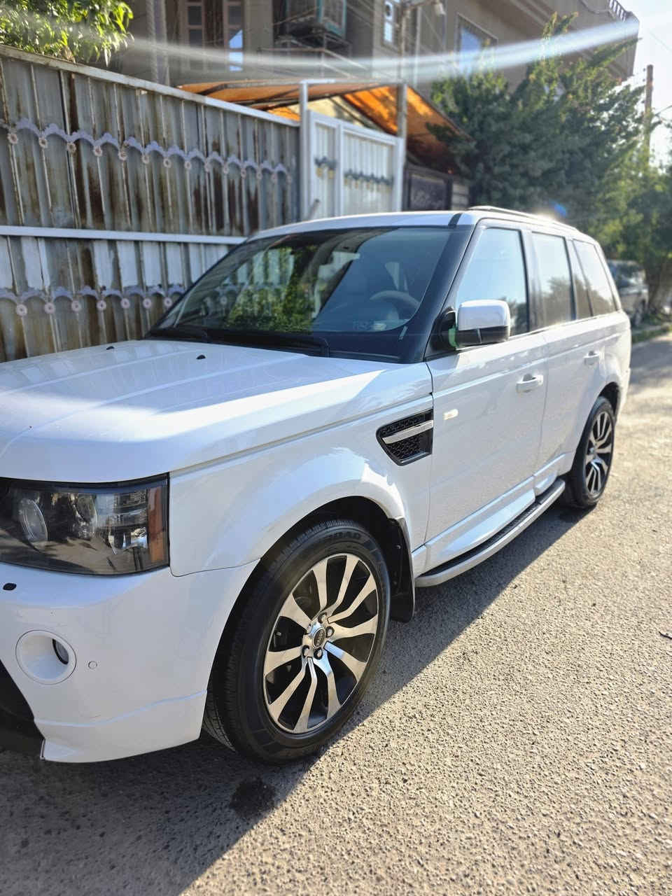 السلام عليكم رانج سبورت موديل 2012 موصفات رانج معروفة فقط دوشمه تعبانه كير مكينه حداديه جوبلس كهربائيات كلها شغاله تخم تاير جديد سياره مال جناي  مكينة 8 سلندر عادي المرغوب رقم بغداد السعر 145 وبيها مجال مكاني بغداد الشعلة للاستفسار على الرقم ***********
