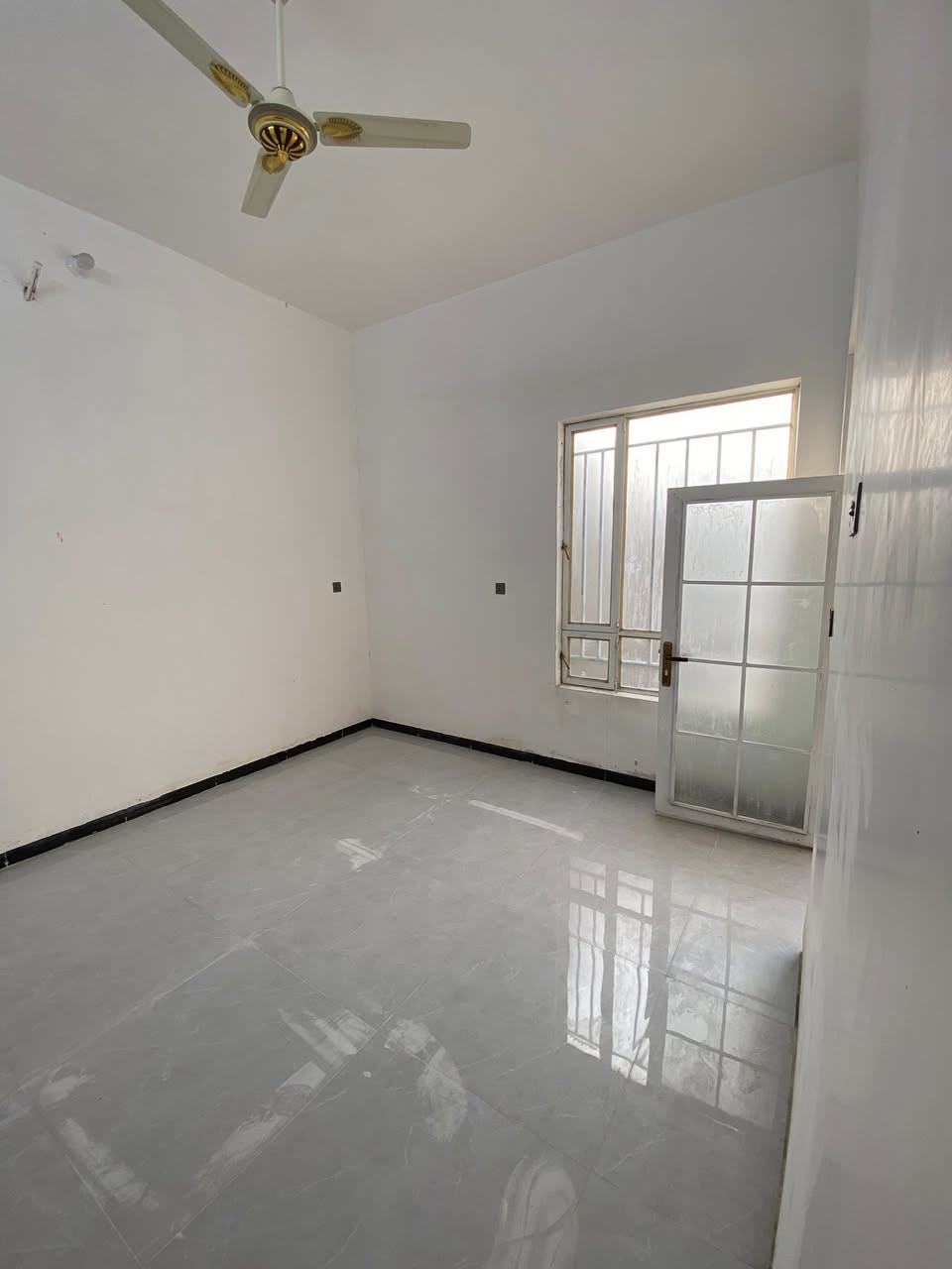 يالله 
مشتمل للإيجار 
بناء حديث 2025
طابقين 
غرفتين نوم 
صاله 
مطبخ حار + بارد 
استقبال (مضيف )
العنوان جمعية الامام ( حي الامام قرب مدرسة ثانوية بغداد  ) 
للاستفسار ***********
